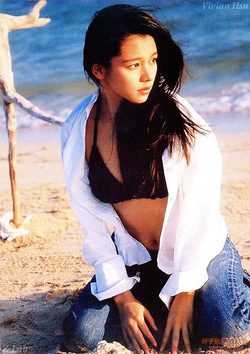 女星胸部不大没身材硬穿泳衣