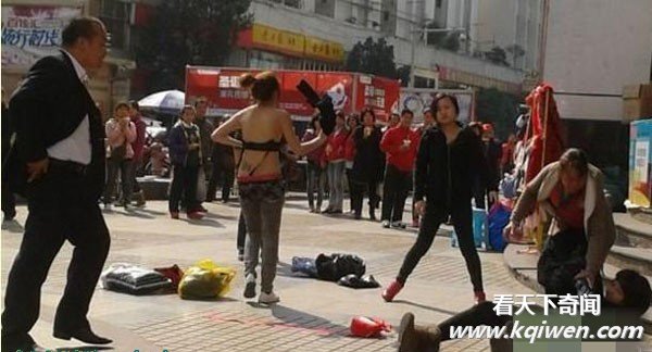 雷人悍女们打架当街把衣服给脱掉(抓拍组图)