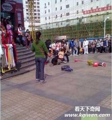 雷人悍女们打架当街把衣服给脱掉(抓拍组图)